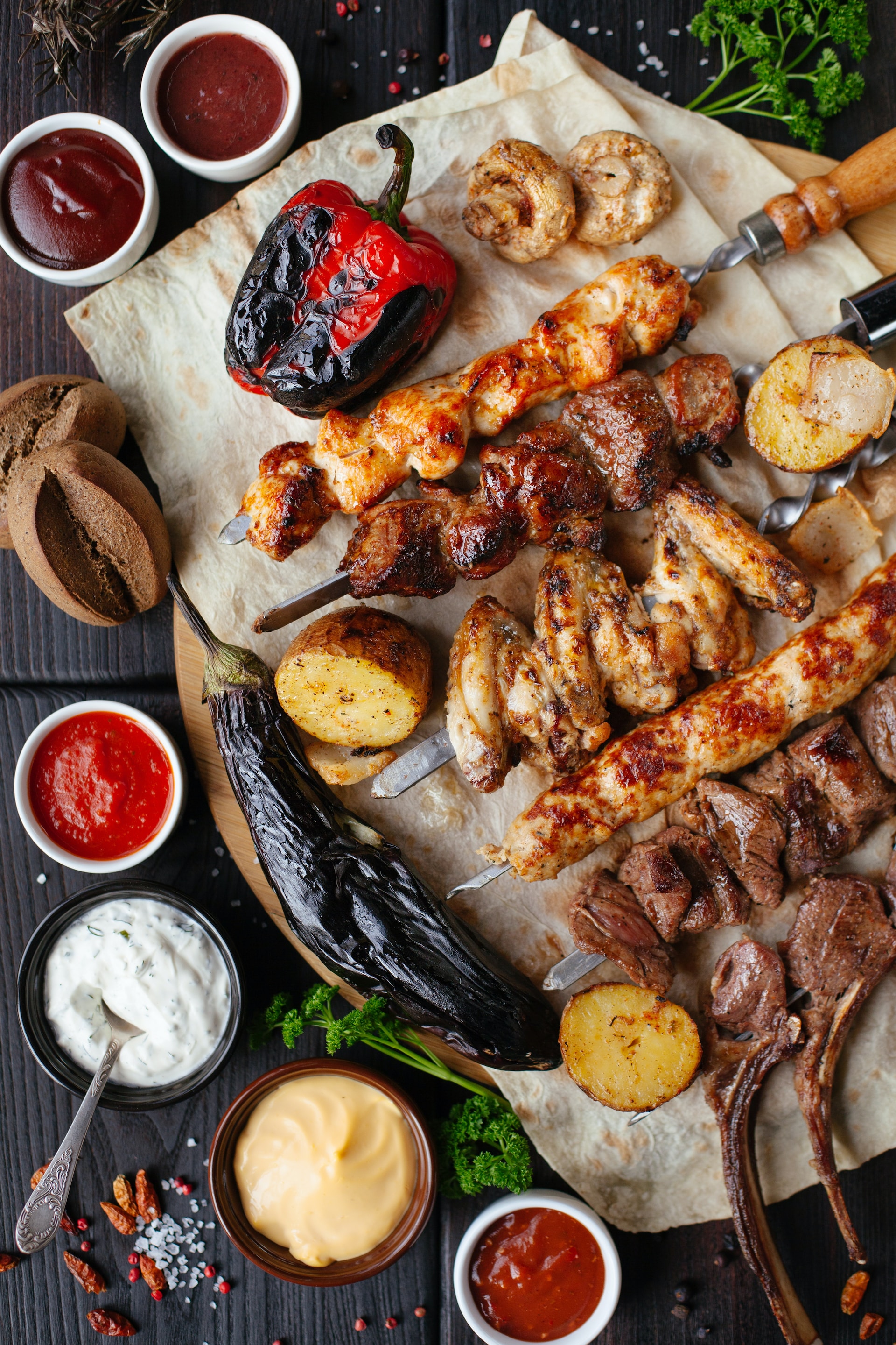 foto de carne en la parrila con salsa y verduras