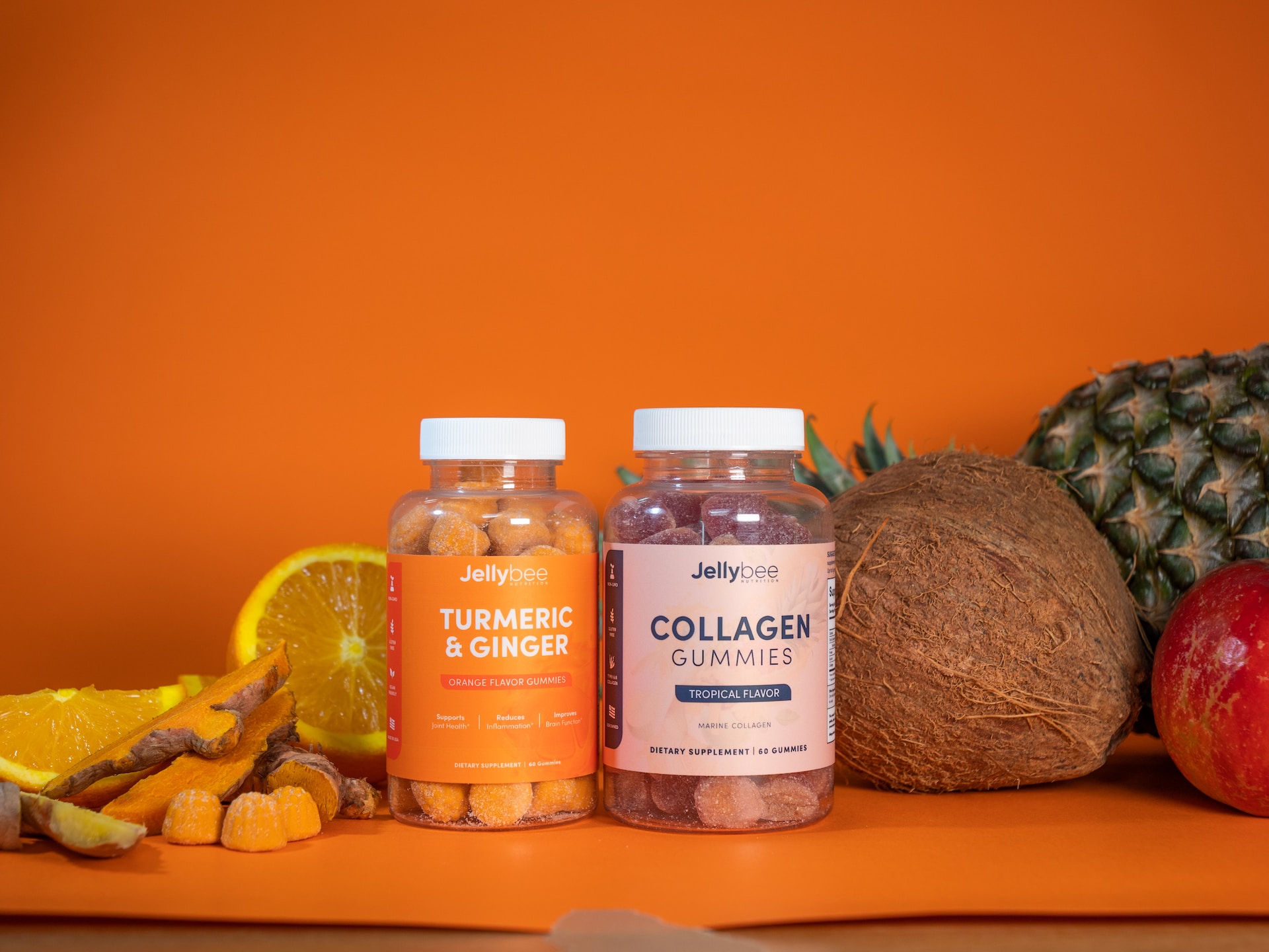 dos fracos de colagenos con frutas al fondo