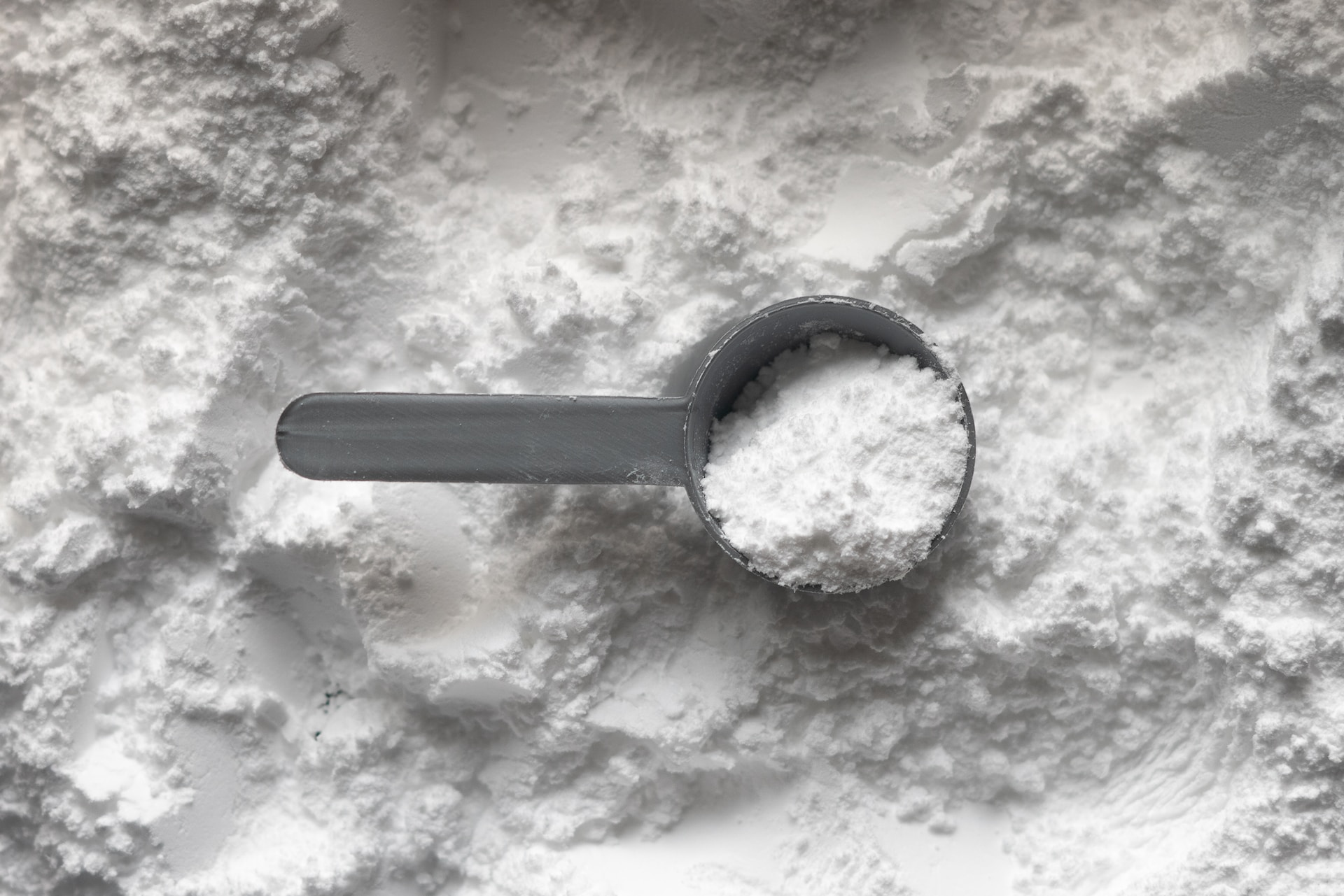 foto de cratine en polvo con su medidor
