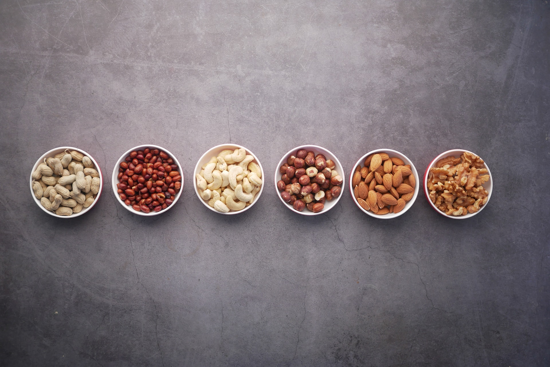 foto de 6 tipos de frutos secos en 6 envases de vidrio