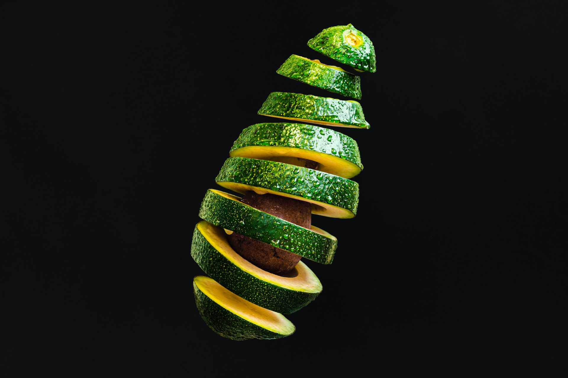 foto de un aguacate cortado con fondo negro