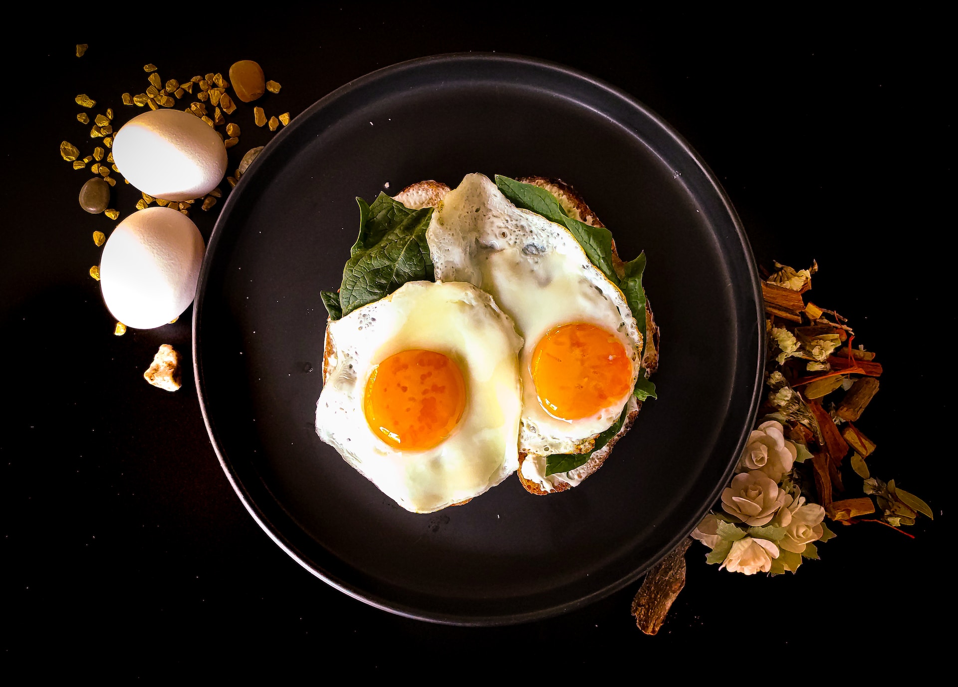 foto de un plato negro con 2 huevos cocidos enteros